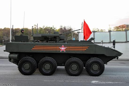 俄罗斯“回旋镖”轮式步战的水上推进器跟中国新型轮式突击车相近