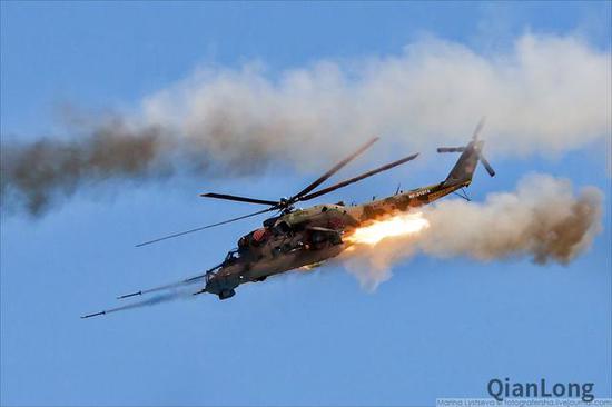 米-24D“母鹿”武装直升机在发射火箭弹