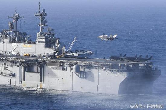 F-35B着陆埃塞克斯号飞行甲板