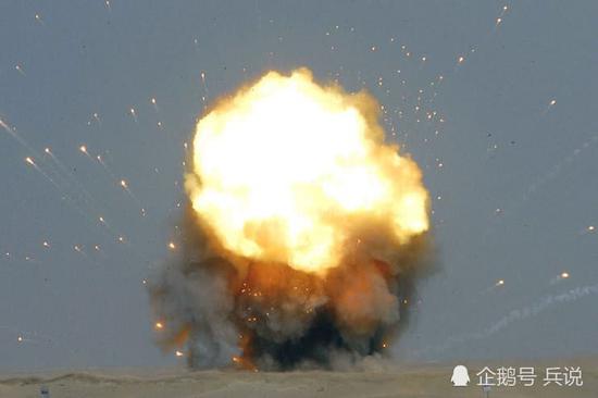 美国空军在亚洲西南部进行受控爆炸试验