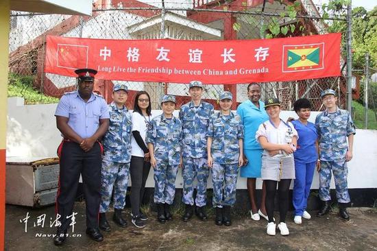 ▲和平方舟医护人员与格医护人员交流合影。