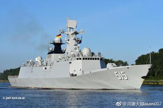 图片:航行在基尔运河上的滨州舰