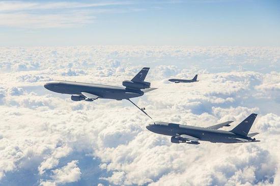 图片:KC-10替KC-46加油,远处是KC-135
