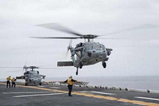 图片：一架美国海军的MH-60直升机。