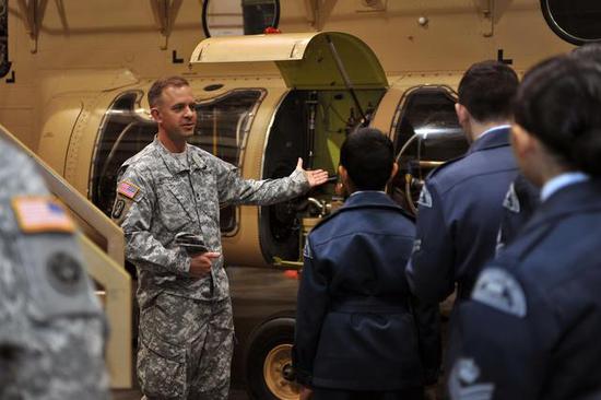 图注：加拿大空军学员参观第128航空旅直升机模拟器