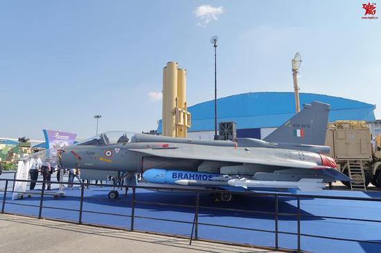 印国产LCA竟能挂2发重型反舰导弹 攻击能力超