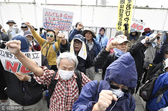 冲绳民众抗议现场(图/视觉中国)