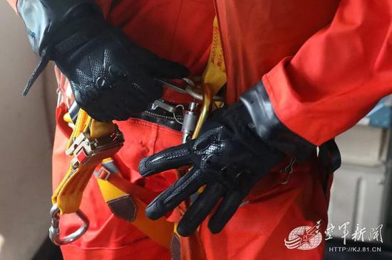 救生员检查装具,确保海上吊救万无一失。