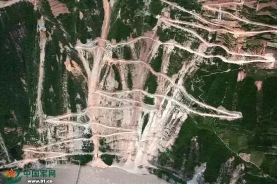 2008年,中国军网记者费伯禹航拍记录汶川大地震满目疮痍。