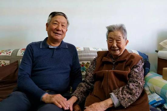 胡文杰烈士的遗孀、现年99岁的唐渠老人和小儿子胡继军合影。陈炅玮 摄于北京