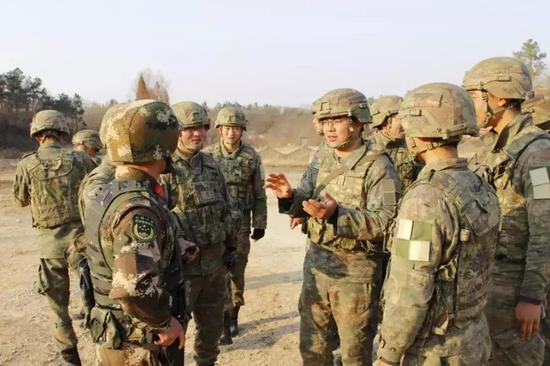 武警风衣图片_和平精英黄金风衣图片