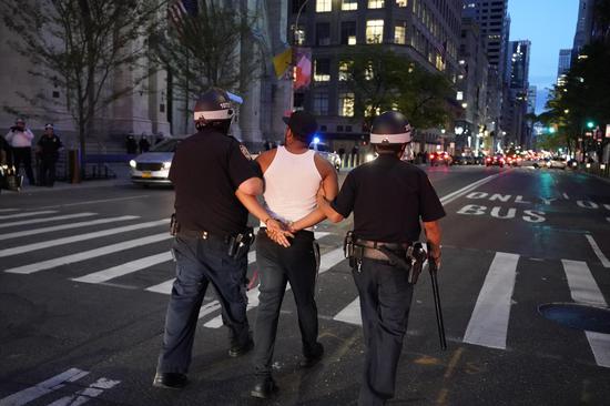 6月1日,纽约市警察逮捕一名示威者。(法新社)
