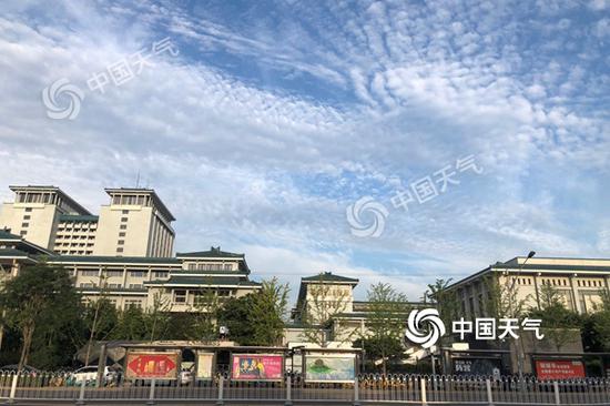 本日清晨,北京泛起“鱼鳞云”。