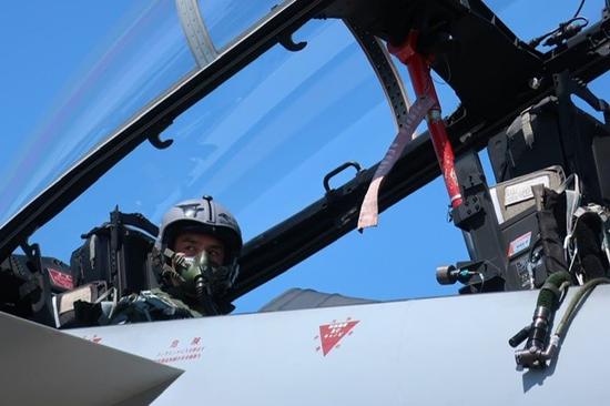 日本防卫省官官视察小松基地 体验F15超音速飞行