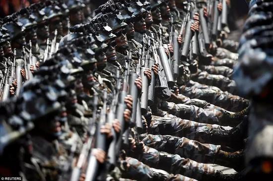 朝鲜阅兵新"弹筒"步枪啥来头？