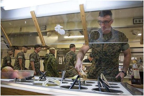 图1 岩国基地陆战队员正在用餐