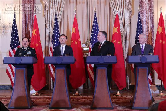 杨洁篪、魏凤和出席第二轮中美外交安全对话共见记者活动。李晓伟摄