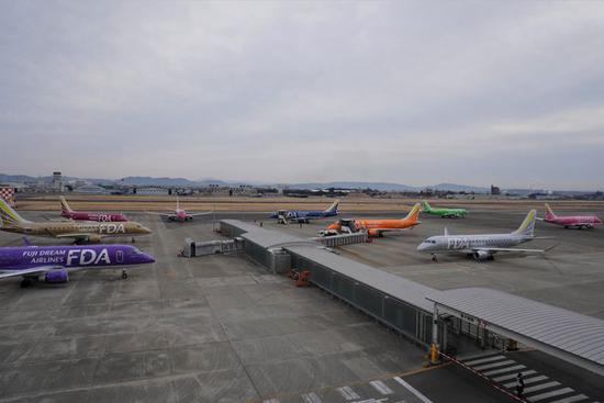 图片中可以看到富士梦幻航空公司9架民用飞机，在县营名古屋机场经常能看到这样的画面。县营名古屋机场与日本航空自卫队小牧基地，三菱重工小牧南工厂共用同一条跑道。