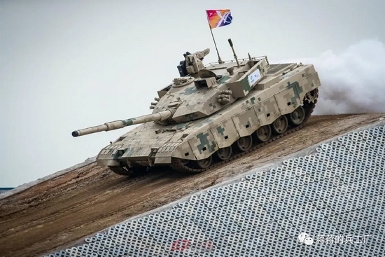 "东非PLA"坦桑尼亚举行阅兵式 中国VT-2坦克首亮相