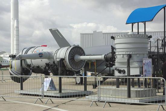 图片:F-35B的升力风扇和主发动机模型,中间就是驱动轴