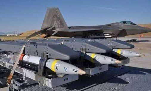 F-22进行小直径炸弹投掷测试。