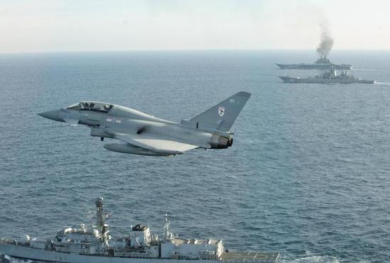 ◎英国皇家海空军舰机监视俄罗斯海军航母编队,“库”舰浓烟清晰可见