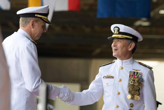美国海军戴维斯上将(左)和美国海军哈里斯上将正在进行交接仪式