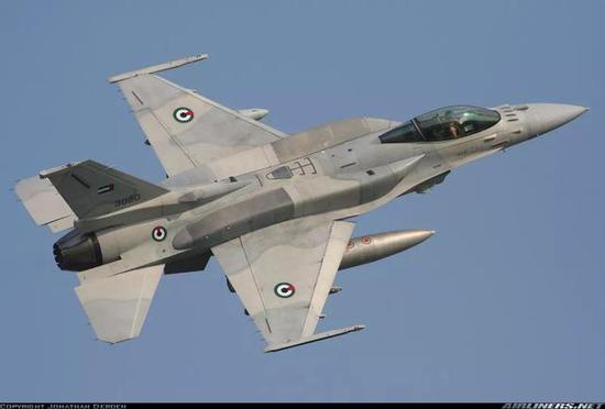 ▲土豪专用型F-16E/F，机背两侧