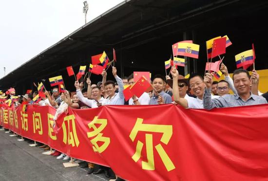 ▲和平方舟缓缓驶进瓜亚基尔港时受到热烈欢迎。