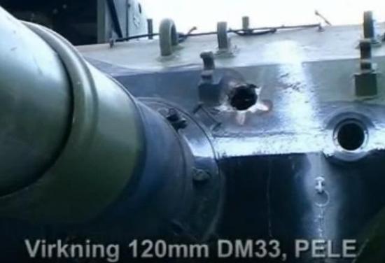 图为120毫米DM33穿甲弹改造的横向效应弹贯穿豹1A5坦克正面效果。