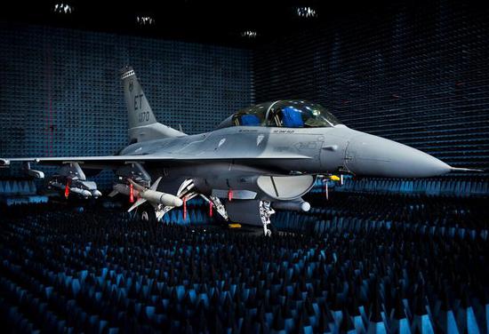 (歼-10系列的华丽转身与美国空军的F-16如出一辙)