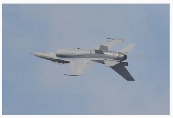 图为进行飞行表演预演的台军F-16V战机。