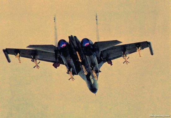 图片：歼-11满挂，10个挂架一目了然