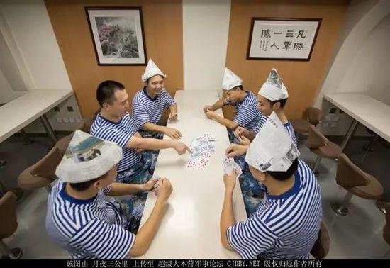 052C驱逐舰上的水兵正在玩牌