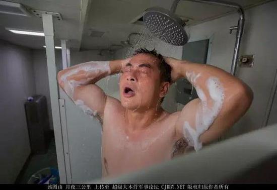 052C驱逐舰上的水兵正在淋浴