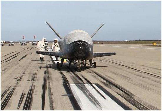 图为美国X-37B无人航天飞机
