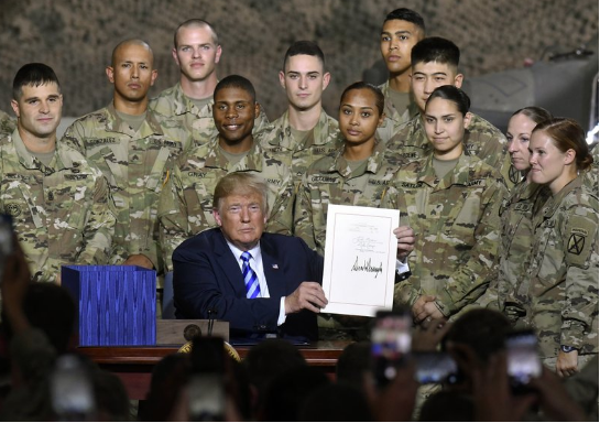 美国总统特朗普签署“2019财年国防授权法案”现场图(图源:美联社)