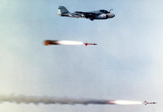 图片:发射AGM-123“船长”导弹的A-6E攻击机。