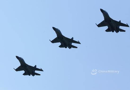 图片:歼-16三机编队,都挂有霹雳-10,军网英文站图片