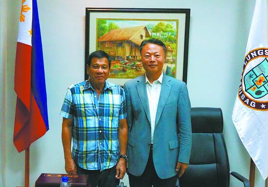 菲律宾总统杜特尔特(左)与中国驻菲律宾大使赵鉴华