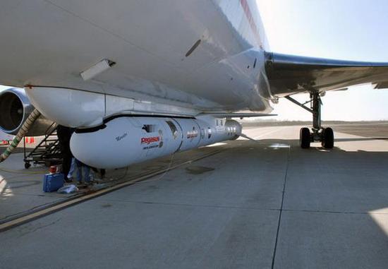 “飞马座XL”由L-1011飞机吊挂在机腹