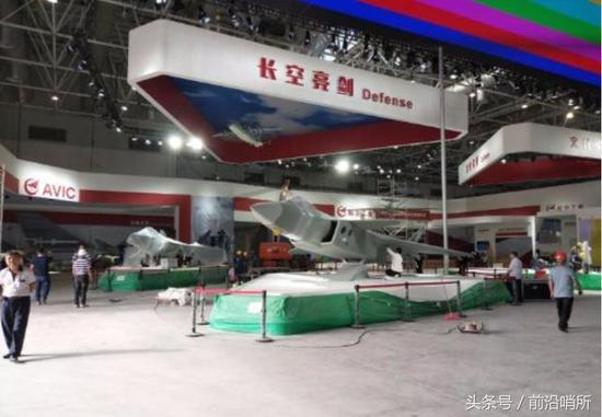 图为:展台上的两架隐身战机模型