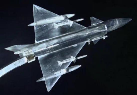 图片：歼-10早期构型，机腹保形挂架清晰可见