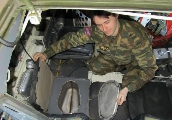 俄BMP-3步战车的如厕装置
