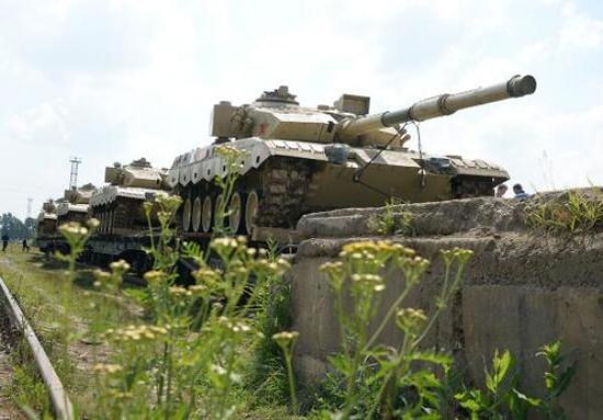 解放军代表团今年使用的是与去年基本相同的96B式主战坦克