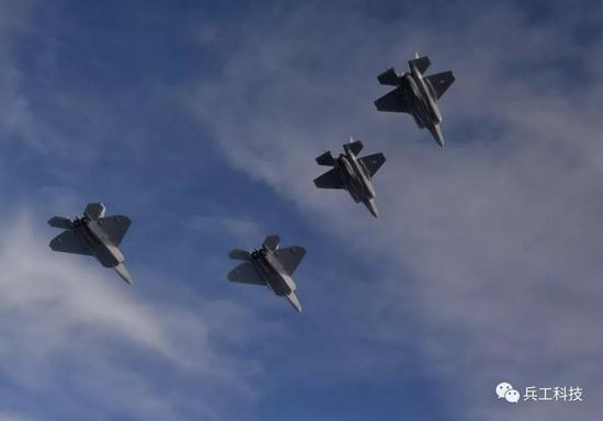 图注：F-22和F-35A战斗机四机编队，这两款四代机将是歼-20未来最重要的对手