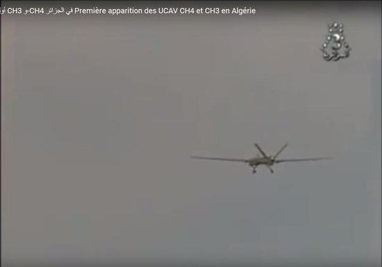 图片：演习中起飞的阿尔及利亚彩虹-3、彩虹-4察打一体无人机。