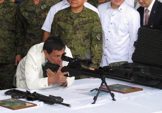 菲政府军装备差致反恐形势恶化 中国2万支枪发