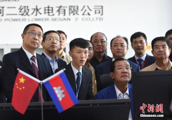 柬埔寨首相洪森视察主控室。图丨中新网