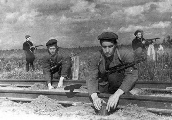 试图炸毁德军铁路的游击队，大部分都拥有冲锋枪